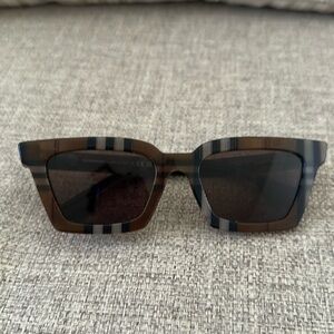 Burberry sunglasses come with case